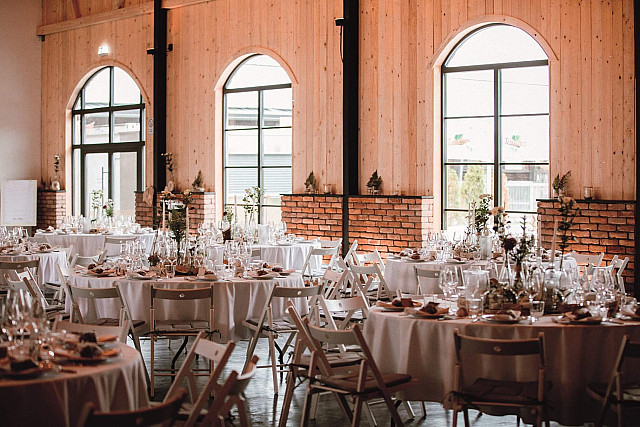 Innenansicht Achalmhof Innenansicht mit dekorieren Tischen einer Hochzeit