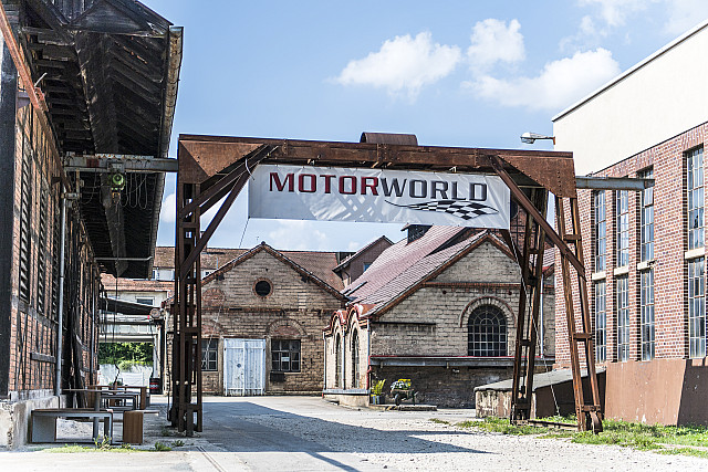 Aussenbereich Motorworld Metzingen Eingangstor der Motorworld Metzingen