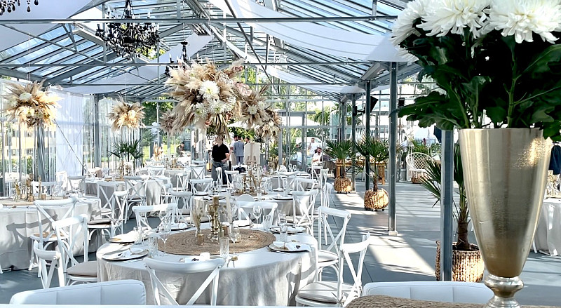 Innenansicht im Glashaus Dekorativer Hochzeitstisch im Glashaus